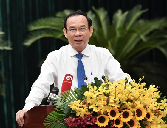 市委书记阮文年在会议上致词。