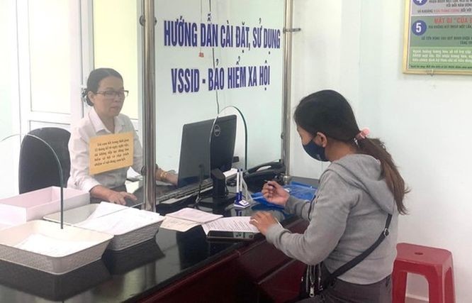 民众领取社会保险。