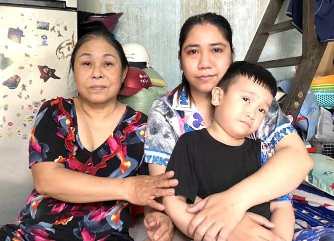 阮清心（左）与女儿陈氏诗和外孙。