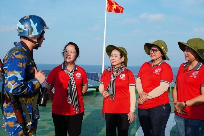 本市工作代表团与K1/10瞭望台上的一名战士交谈。(图:光廉) 本市工作代表团与K1/10瞭望台上的一名战士交谈。(图:光廉)