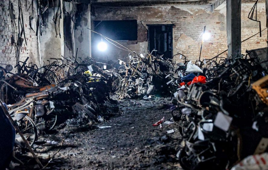 公安部刑事科学院：小型公寓火警因摩托车电池短路所致。图为火势熄灭后的现场。（图：中原）
