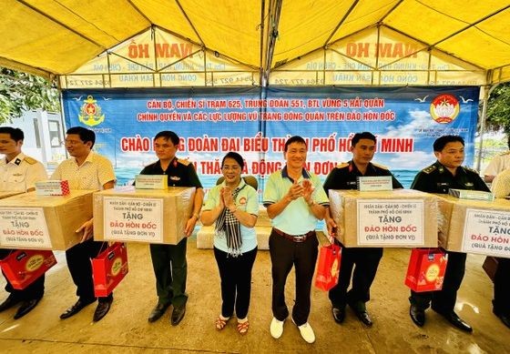 本市代表团探望“督”屿干部、战士与人民