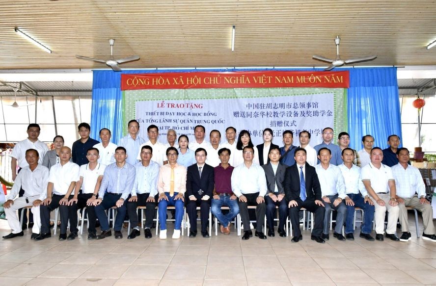 出席捐赠仪式的中国来宾与同奈省各华校代表留影。