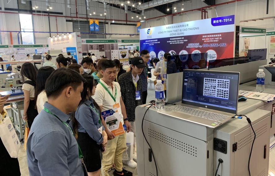 展览吸引众多业者前往参观。