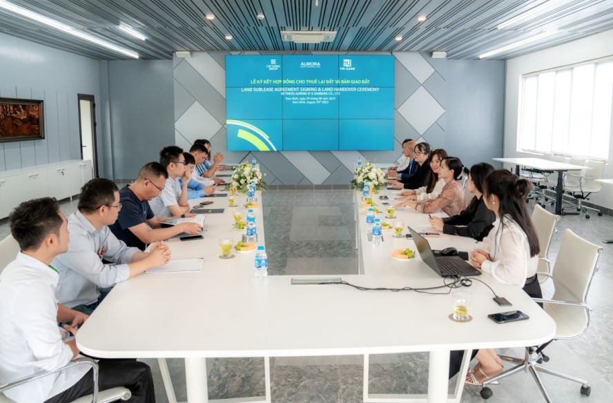 签约仪式上各方代表进行了信息交流