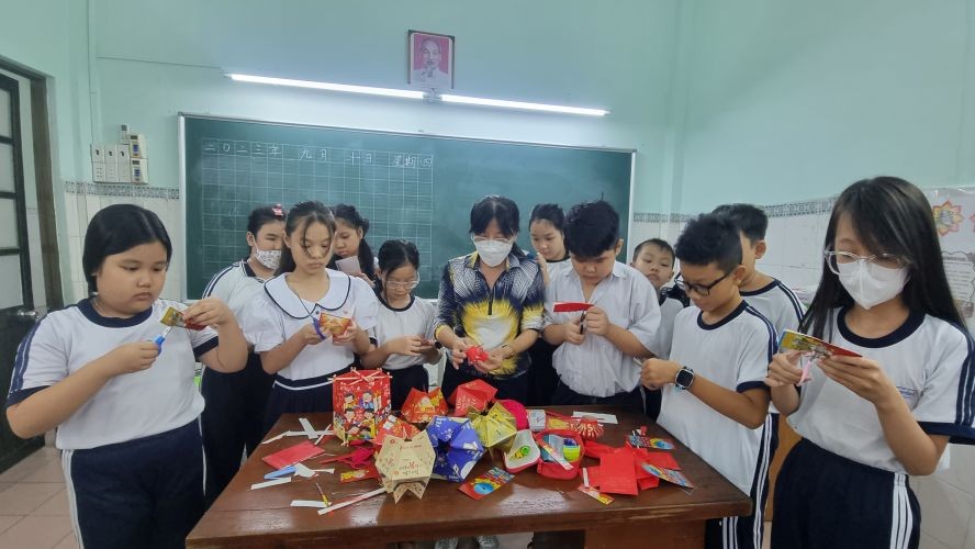 五年级老师正在教学生折花灯。