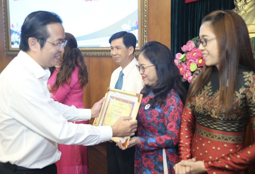 第十郡领导向对教育与培训基本全面革新取得佳绩的个人颁赠奖状。