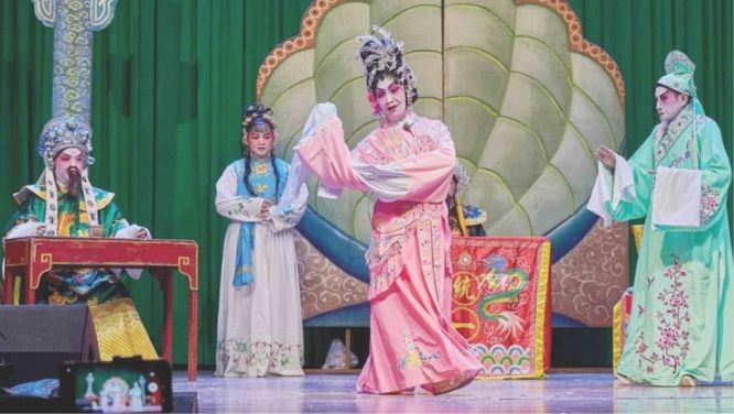 粤剧团表演《柳毅传书》剧照。