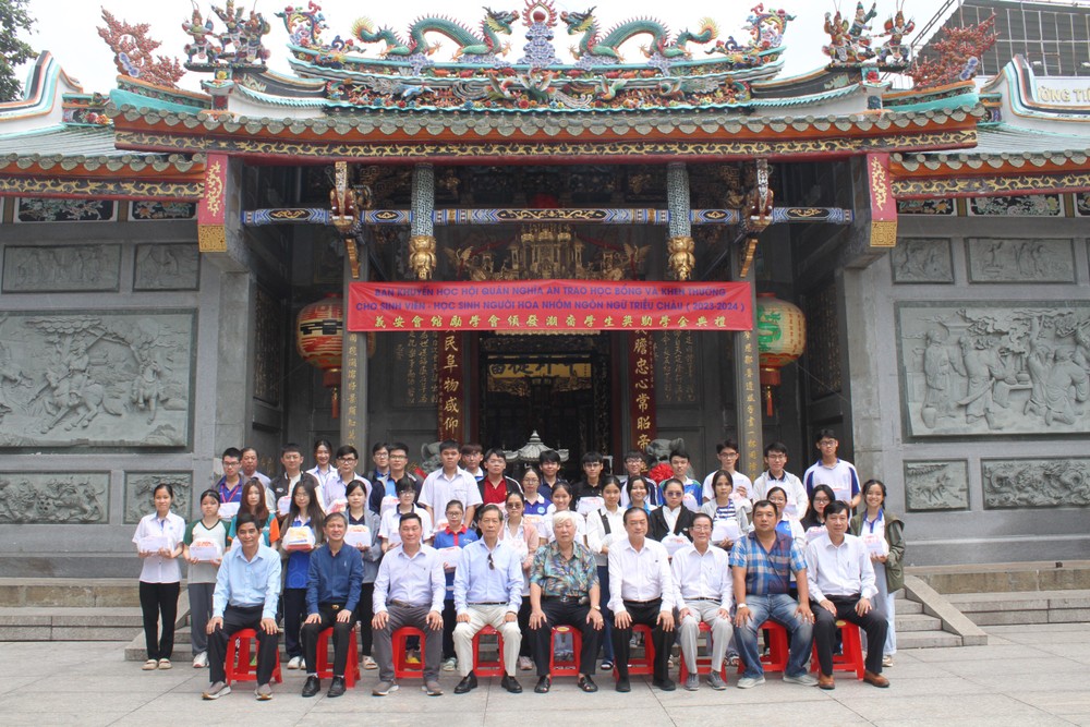 义安会馆理事长陈裕与诸位理事会和大学生合照留念。