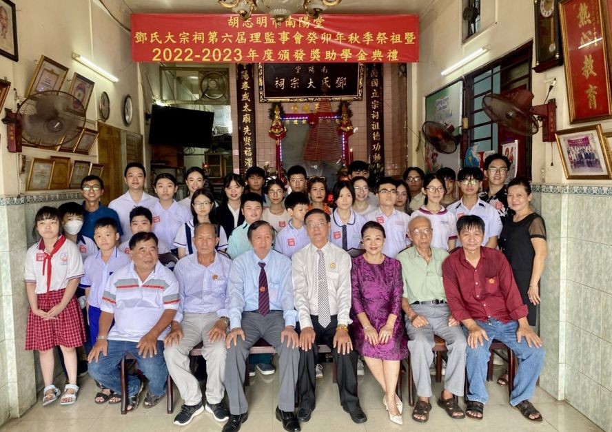 领奖学生与各位理监事同仁合作。