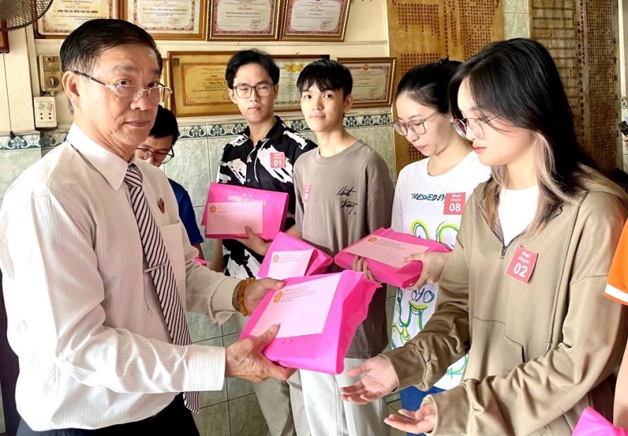 理事长邓栢荣向大学生颁奖。