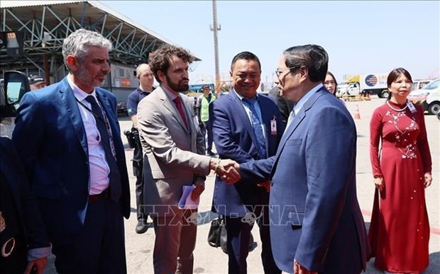 圣保罗州政府领导、巴西驻越南大使、越南驻巴西大使范氏金花等到机场迎接范明政总理一行。（图：越通社）