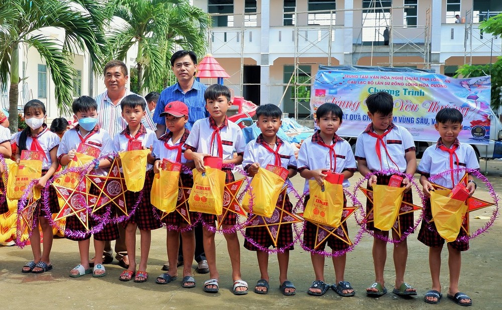 向偏远地区学子中秋送暖