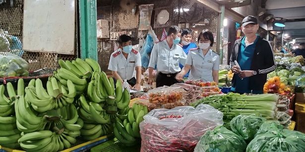 在守德集散市场进行食品安全检查。