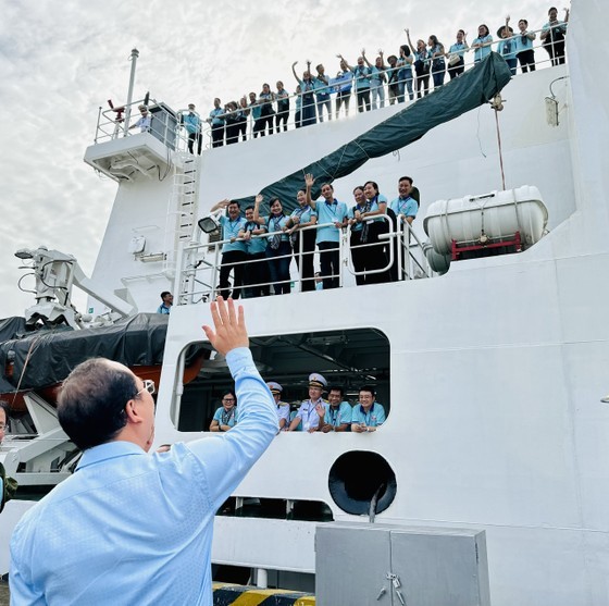 本市已组织6个代表团、共600多位代表前往属于西南海域的各个岛屿探访岛上的干部、战士与人民。