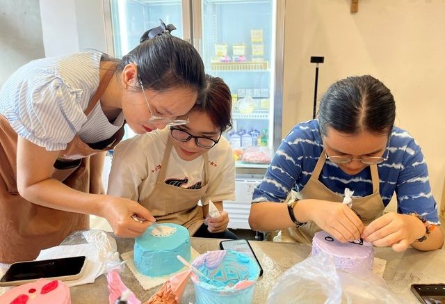 年轻人学做饼及插花，希望能兼职。