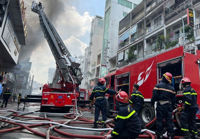 消防员在工作时要保持警觉并集中注意力。