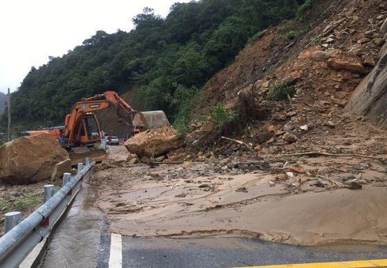 8A国道发生山体滑坡致交通中断