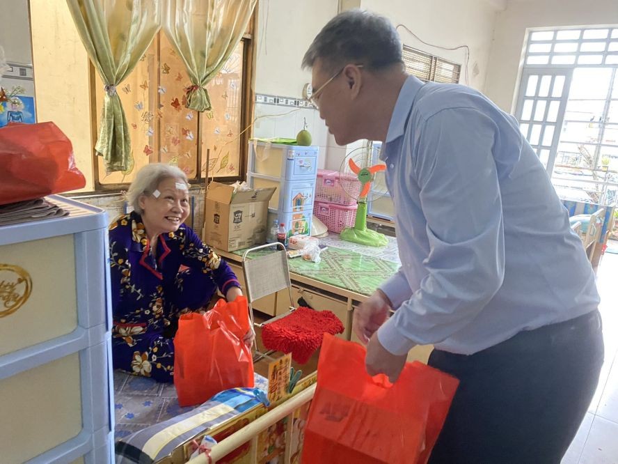 孙国强监事长送礼物给林光精舍老人院的孤寡长者。