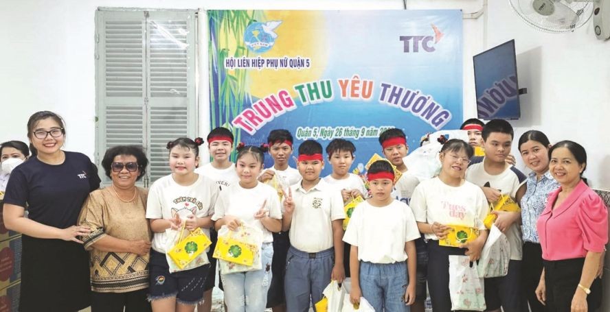 郡妇联会送月饼及花灯给将来残疾学校的学生。