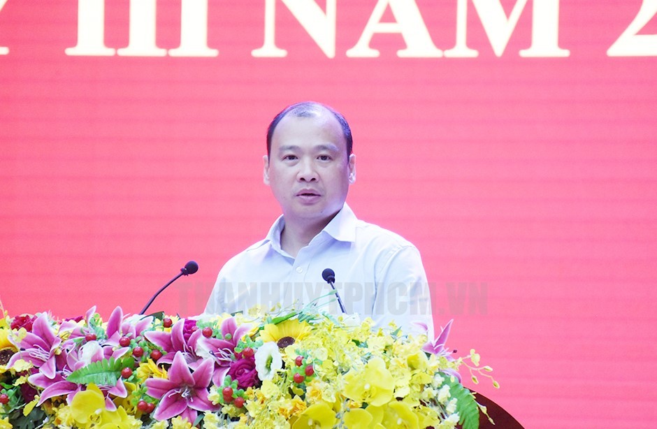 中央宣教部副部长黎海平向会议报告专题。（图：市党部新闻网）