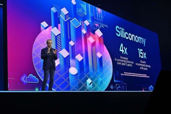 英特尔公司首席执行官派特‧基辛格在开幕式上发表演讲。