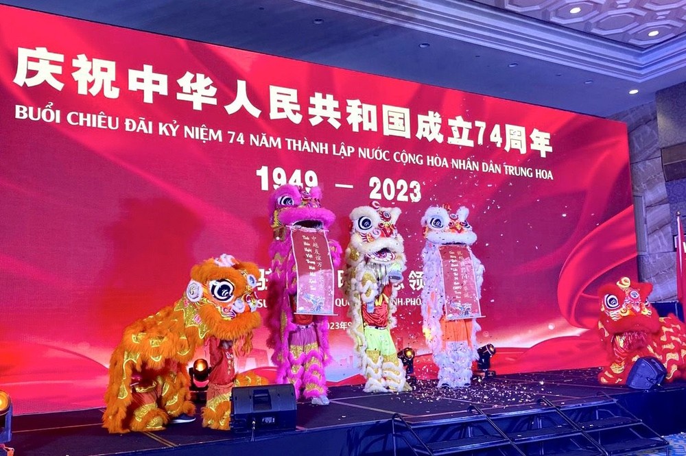 衡英堂龙狮团应邀表演庆祝中国国庆。