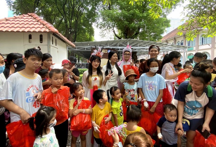 市师大中文系大学生向清贫病童赠送礼物。