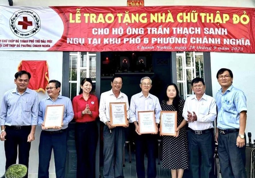 平阳省土龙木市正义坊红十字会向土龙木天后宫理事会、福建会馆代表和各热心单位颁发感谢状。