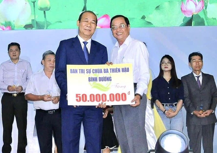 平阳省土龙木市天后宫理事会向贫困生赞助5000万元。