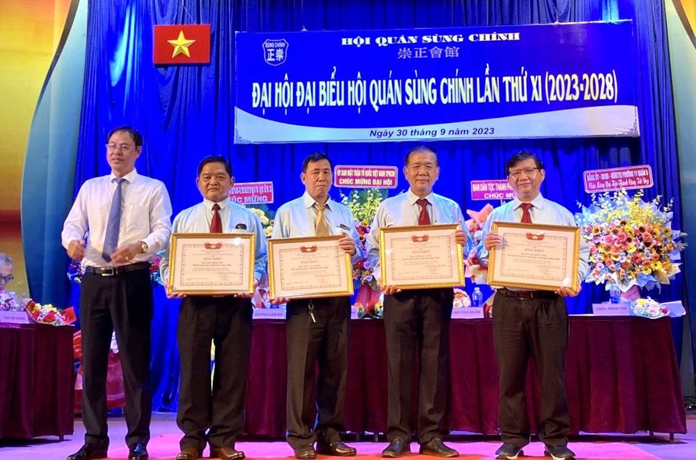 市祖国阵线委员会颁发奖状。