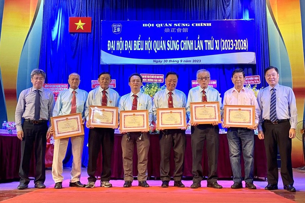 第五郡祖国阵线委员会颁发奖状。