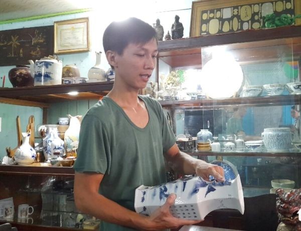 阮克维修复的古董花瓶。