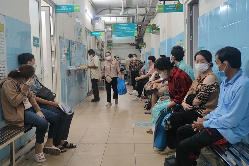 民众在平民医院接受诊疗。