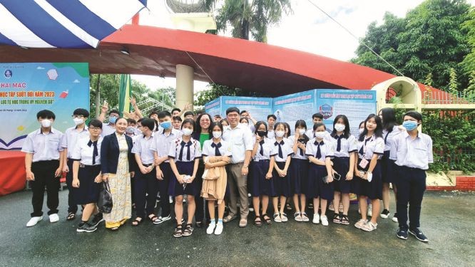 有关部门领导与学生合影。