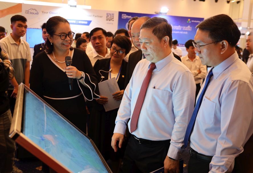 代表们参观各个展位。（图：玲儿）