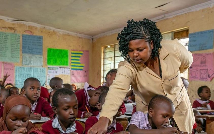 在肯尼亚，老师在课堂上倾身讲解。（图：联合国）