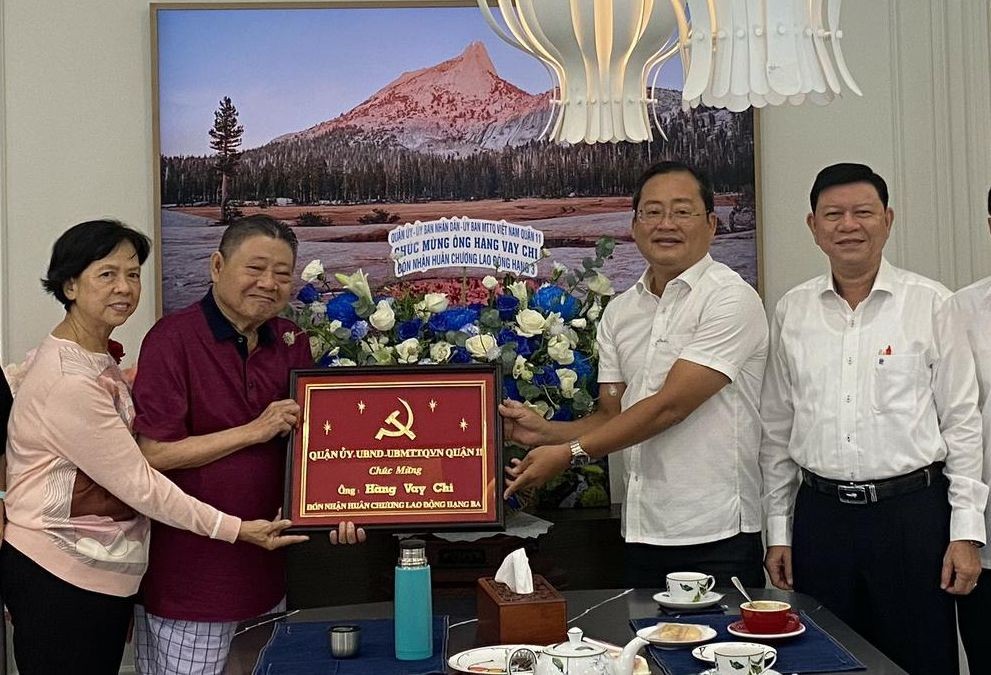 第十一郡领导祝贺华企荣获劳动勋章