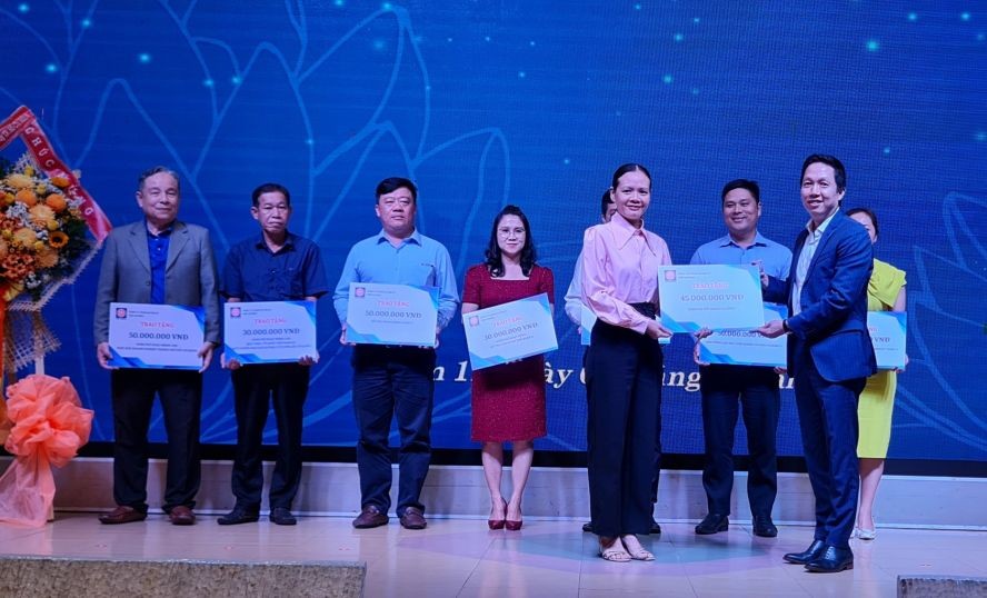 陈文仲先生代表越香集团向各单位赠送善款。