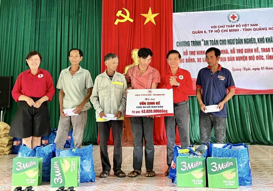 第六郡红十字会向4渔民赠送谋生经费。