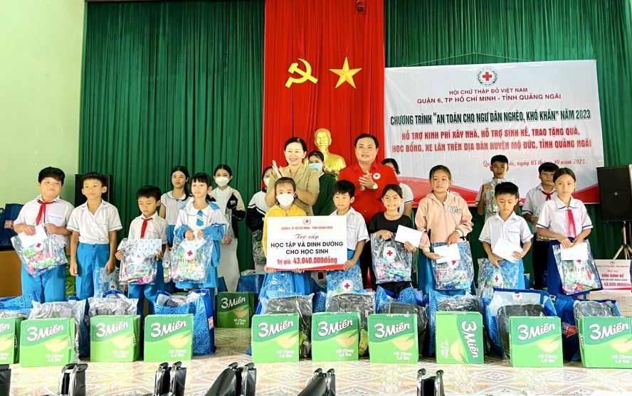 向40学生赠送助学金和礼物。