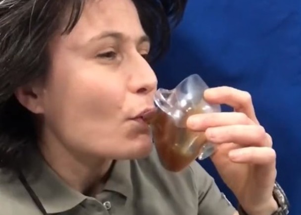 克里斯托弗雷蒂使用太空杯成功饮用咖啡。（图：互联网）