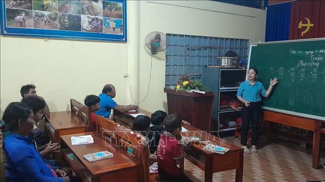 平福省富莲县隆新乡第六村扫盲班。