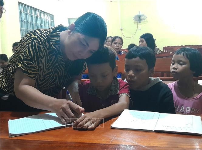 谢氏欢老师教学员写字。 谢氏欢老师教学员写字。