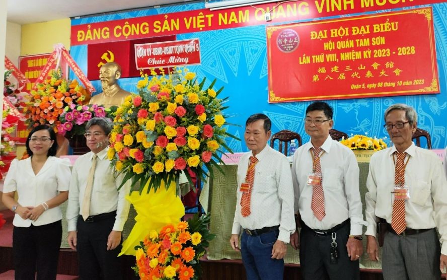 第五郡领导赠送花蓝祝贺福建三山会馆理事会。