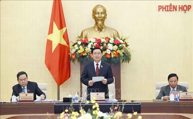 国会主席王廷惠（中）主持会议。（图：越通社）