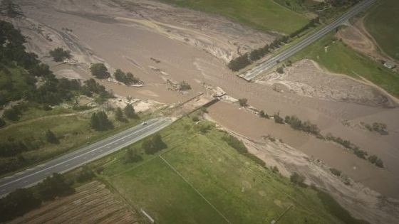 南非西开普省 N2 路线的一部分，Botrivier/Caledon 路段的一座桥梁被冲毁。（图：推特）