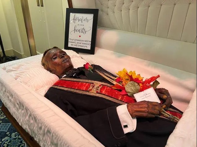 男子死亡 128 年后终下葬已成皮革木乃伊