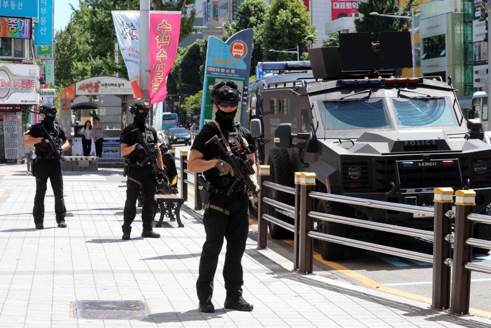 8月6日，全副武装的特警在韩国釜山街头巡逻。（图：新华社）