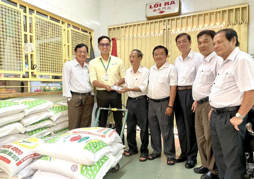 土龙木天后宫理事会向本市儿童3医院捐助经费和大米。